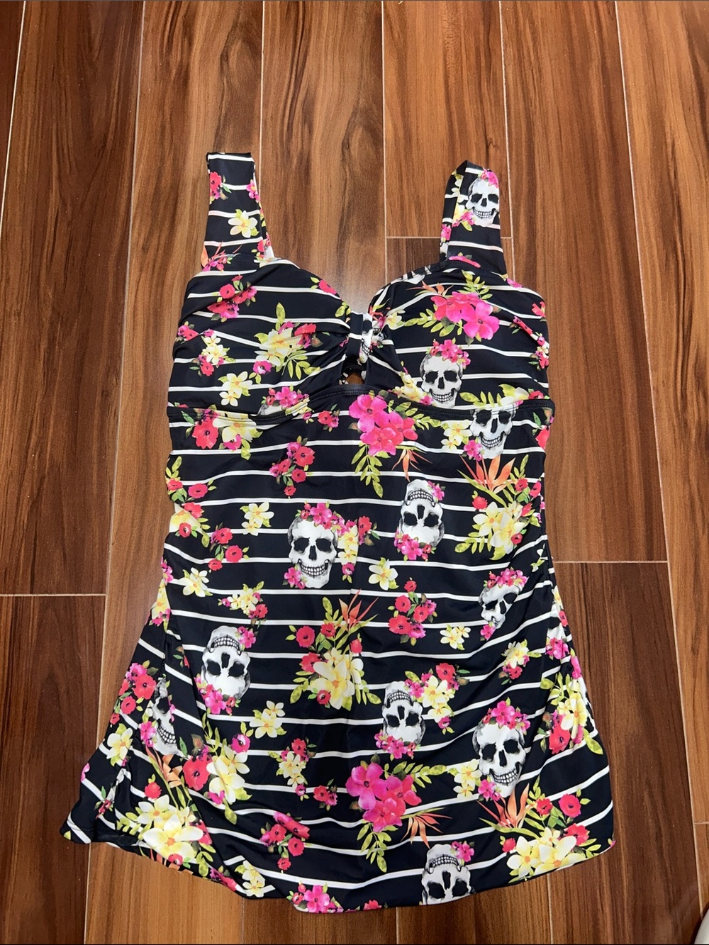 Size 1 Torrid Skull floral wireless swim tankini